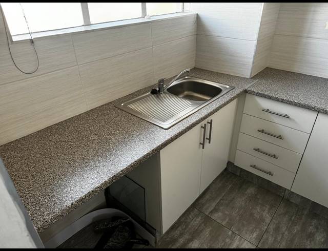 1 BEDROOM FLAT TO LET IN ESSENWOOD